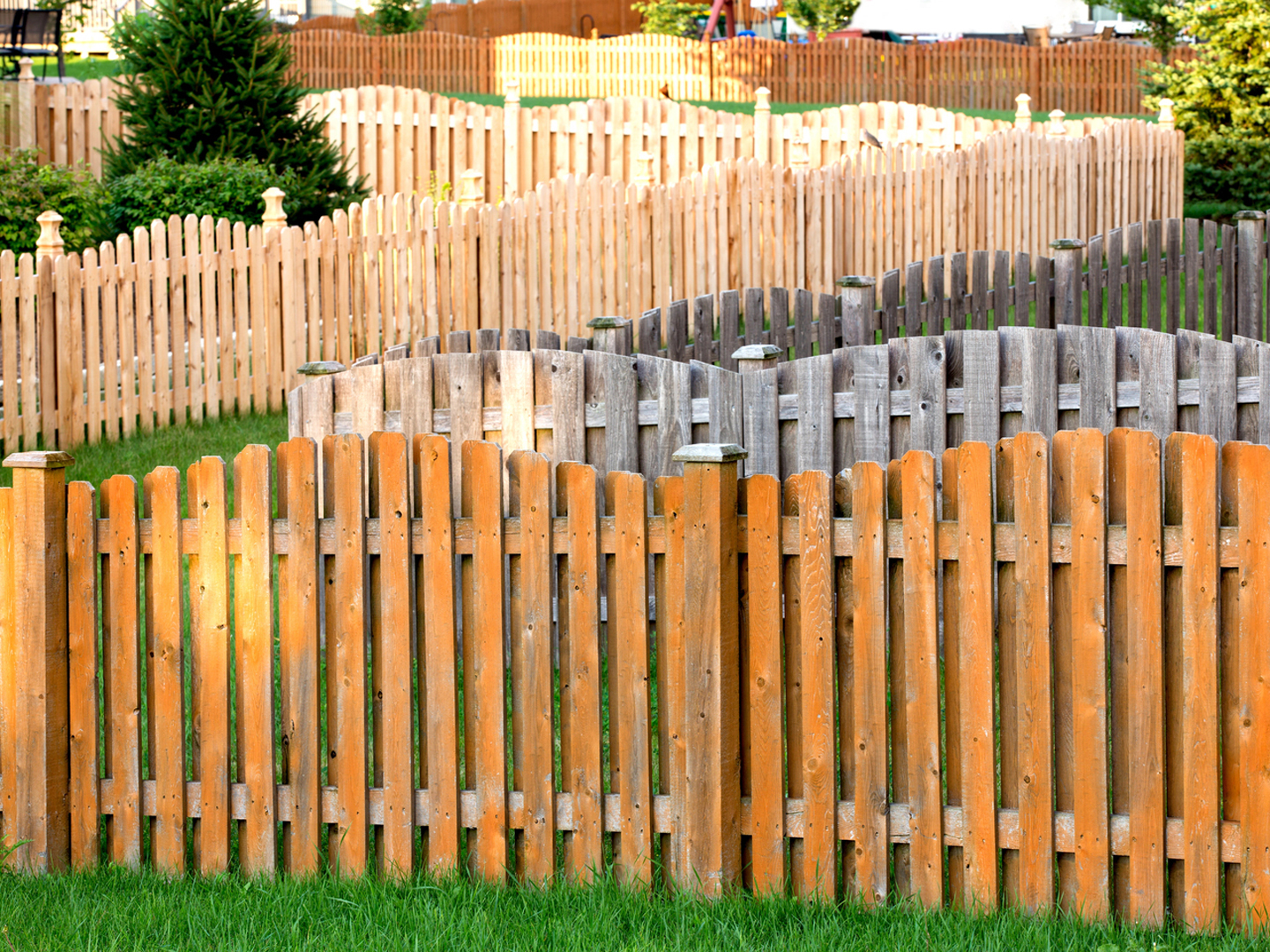 Why Summer Is the Best Time to Stain Your Fence in Venice, Florida